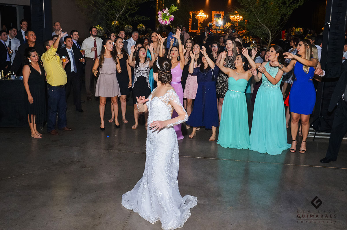 A noiva gando o bouquet