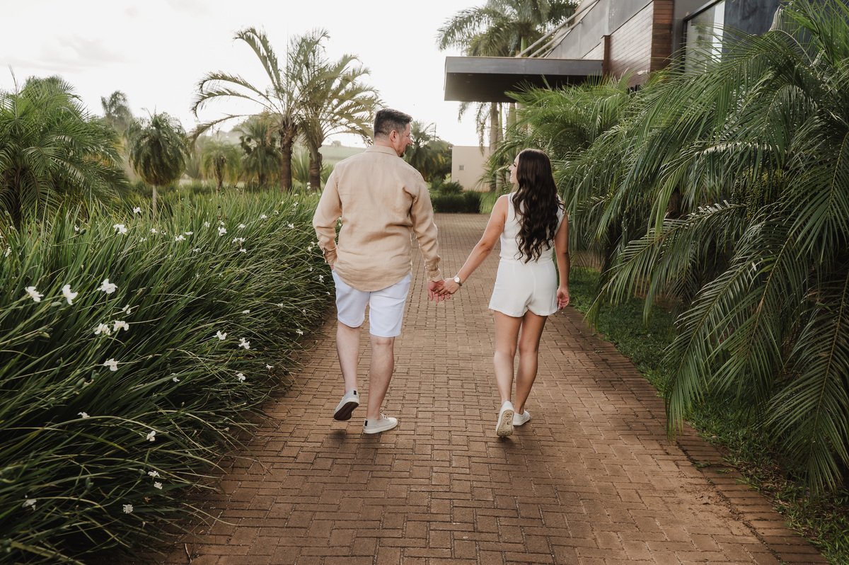 foto de costas do casal andando 