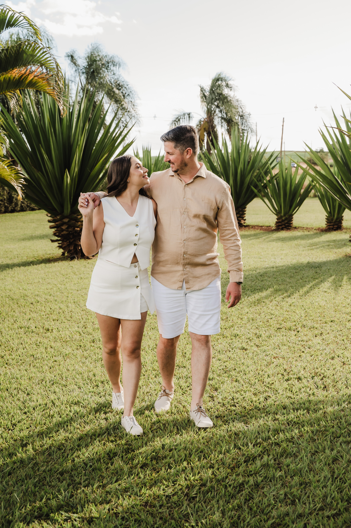 Noivos andando abraçados 