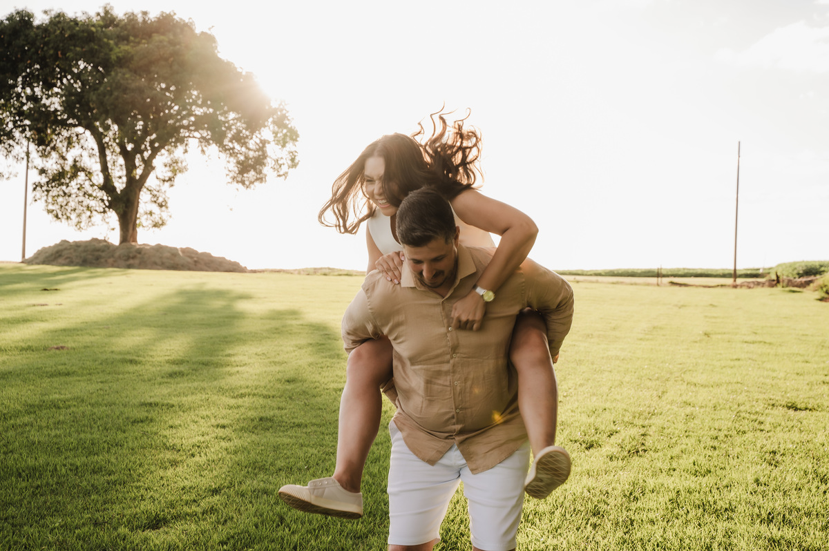 Noiva pulando nas costas do noivo