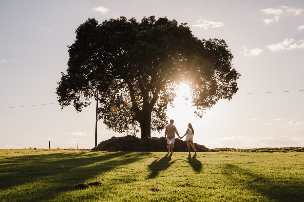 Linda foto de silhueta dos noivos no pré-wedding
