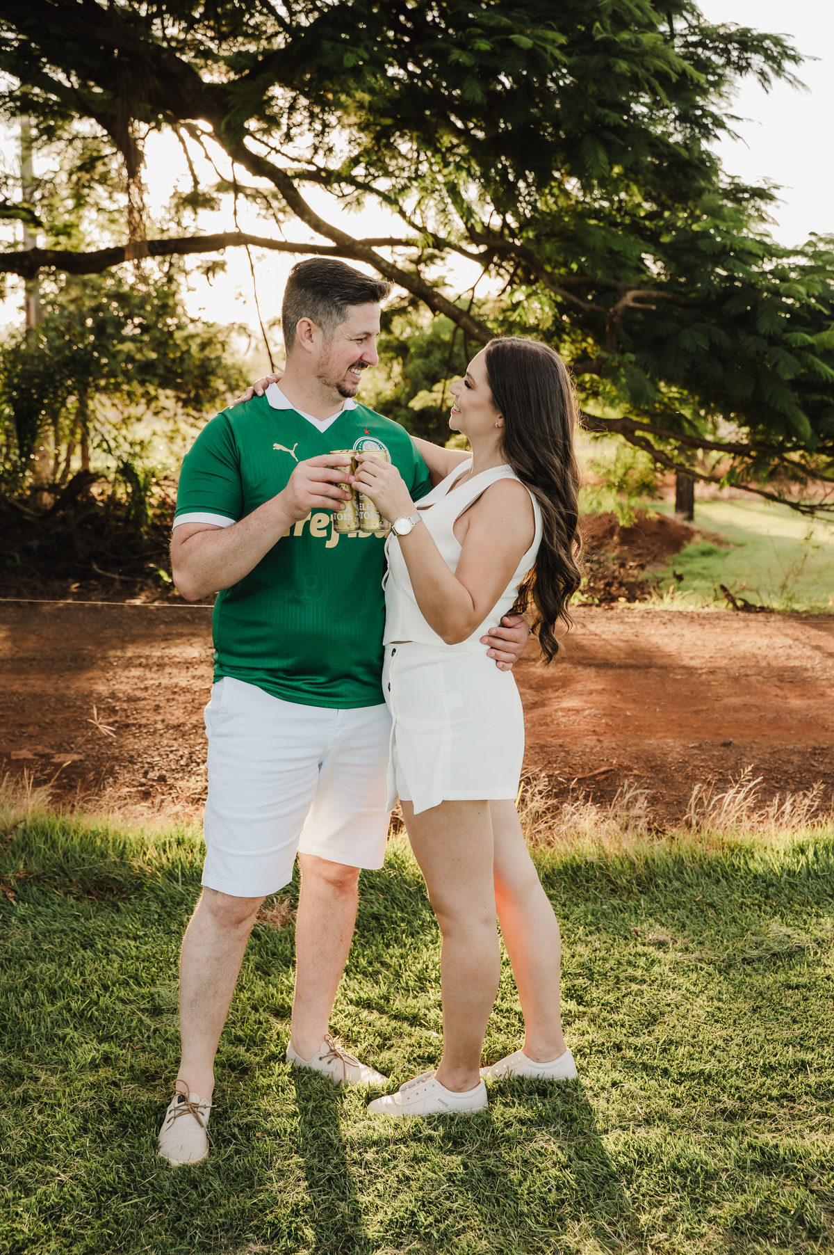 Noivos brindando com cerveja no ensaio pré-wedding