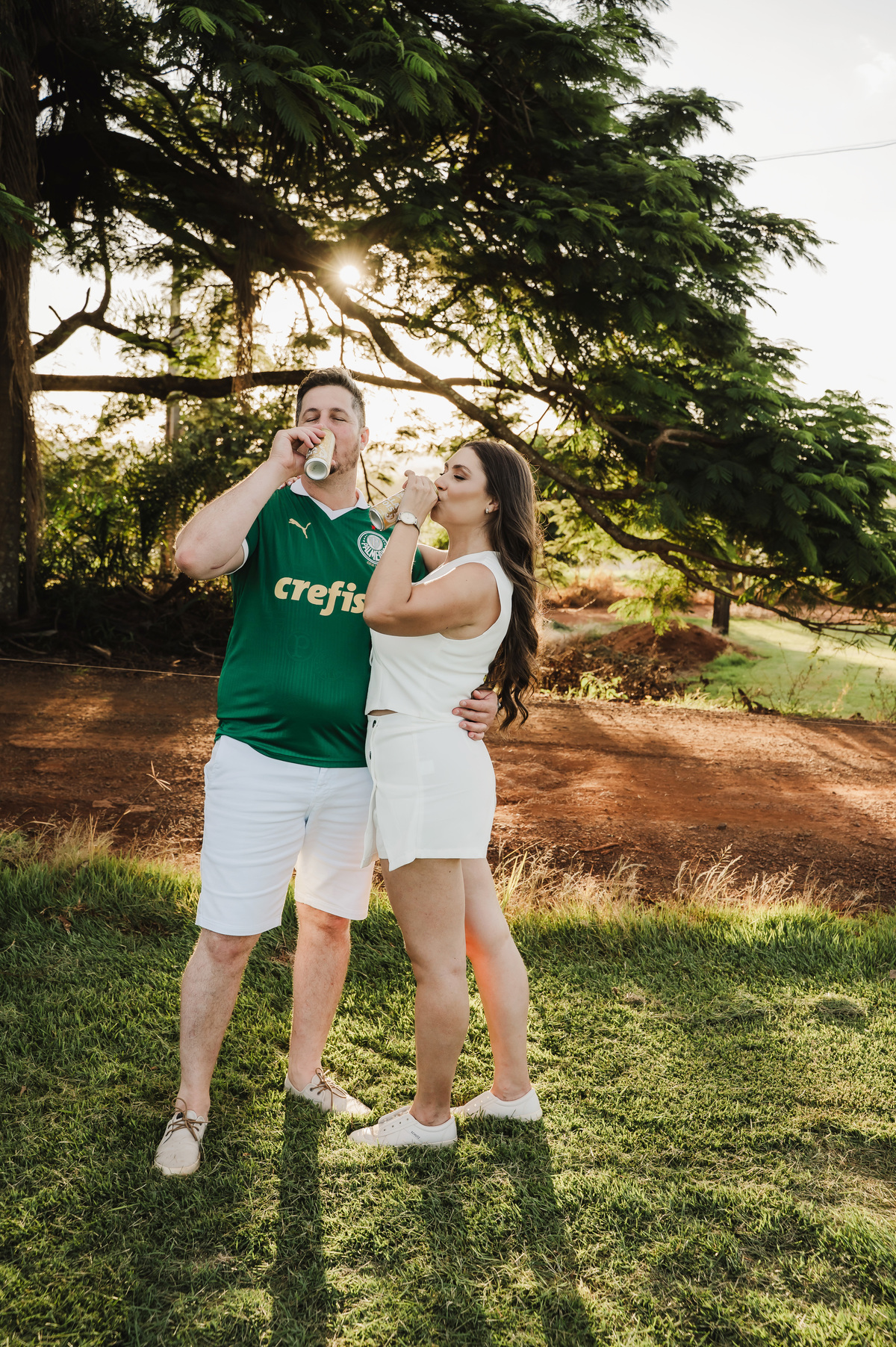 Noivos tomando cerveja no ensaio
