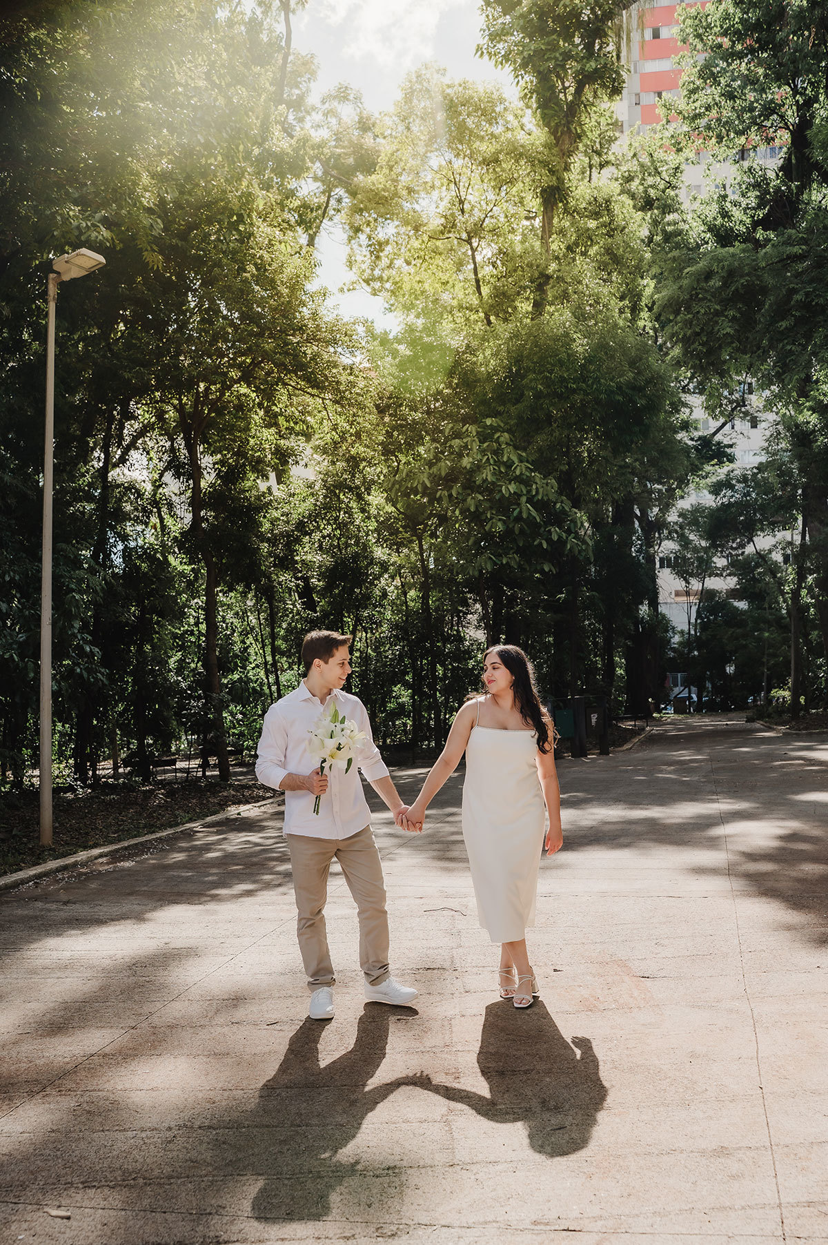 Noivos andando no bosque após civil