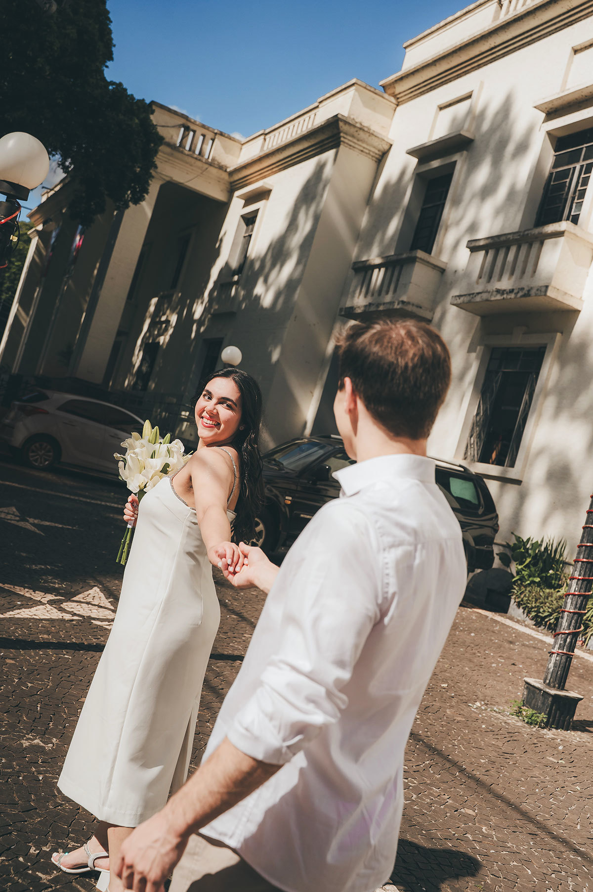 Noiva olhando pra trás para o noivo