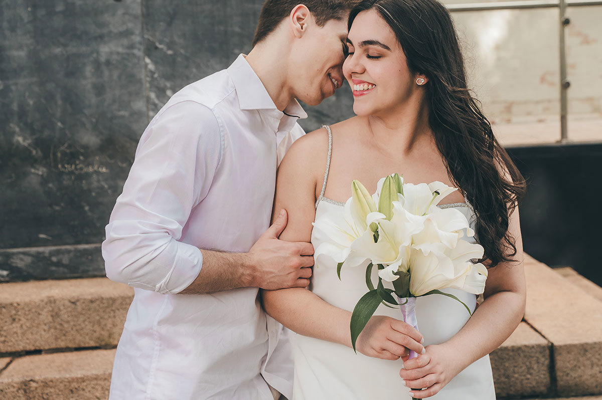 Noivos juntinhos no ensaio pós casamento civil