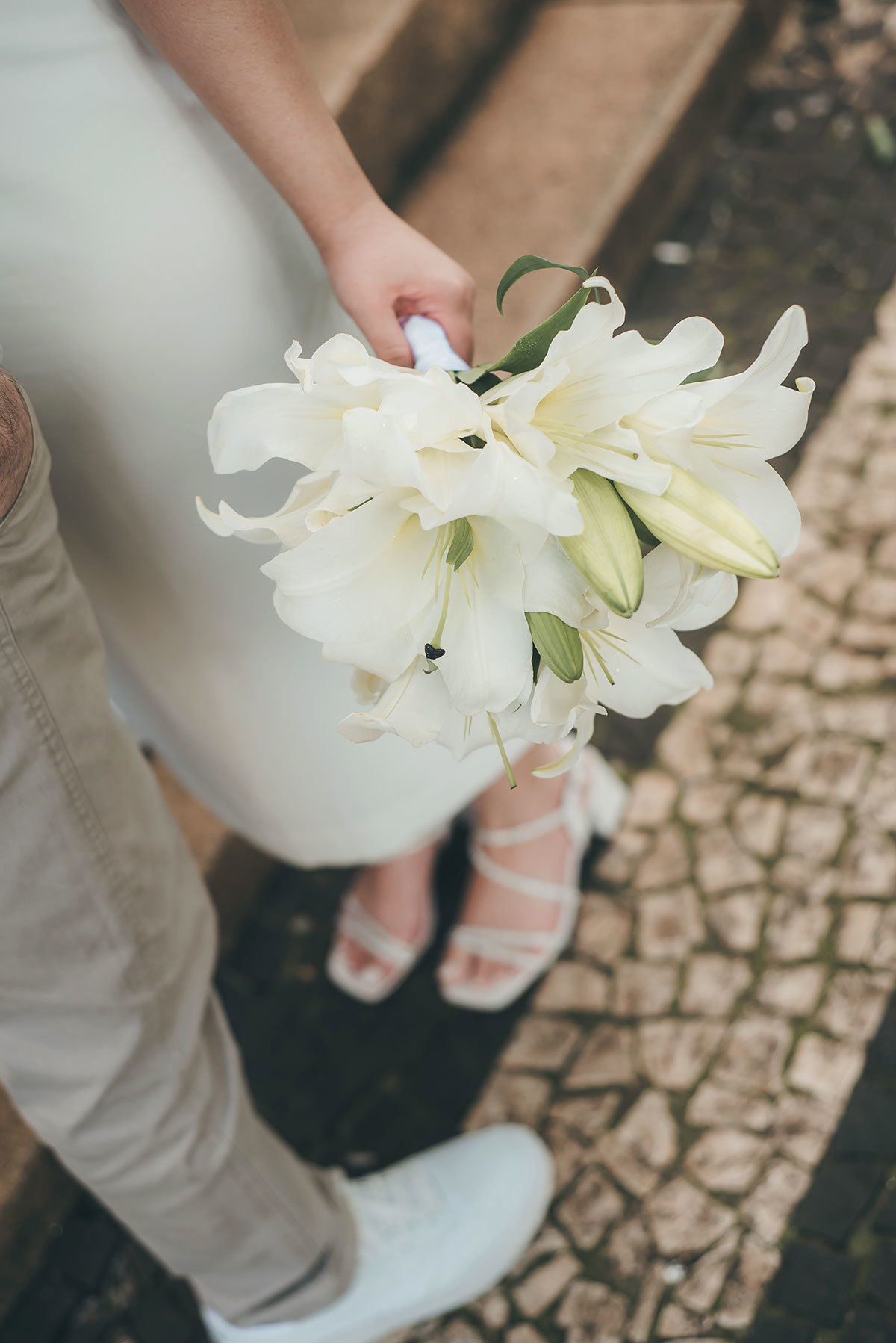 Detalhe do bouquet de lirios da noiva