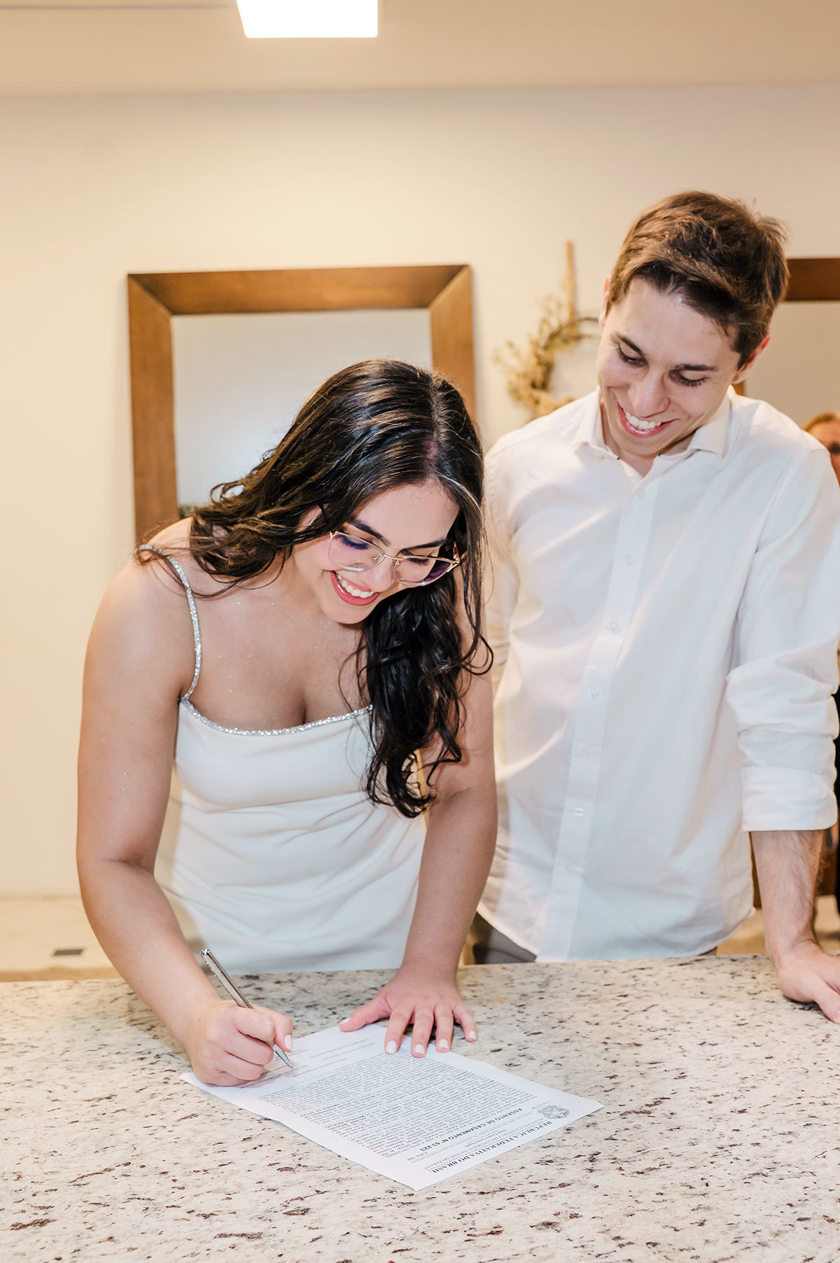 Noiva assinando no cartório