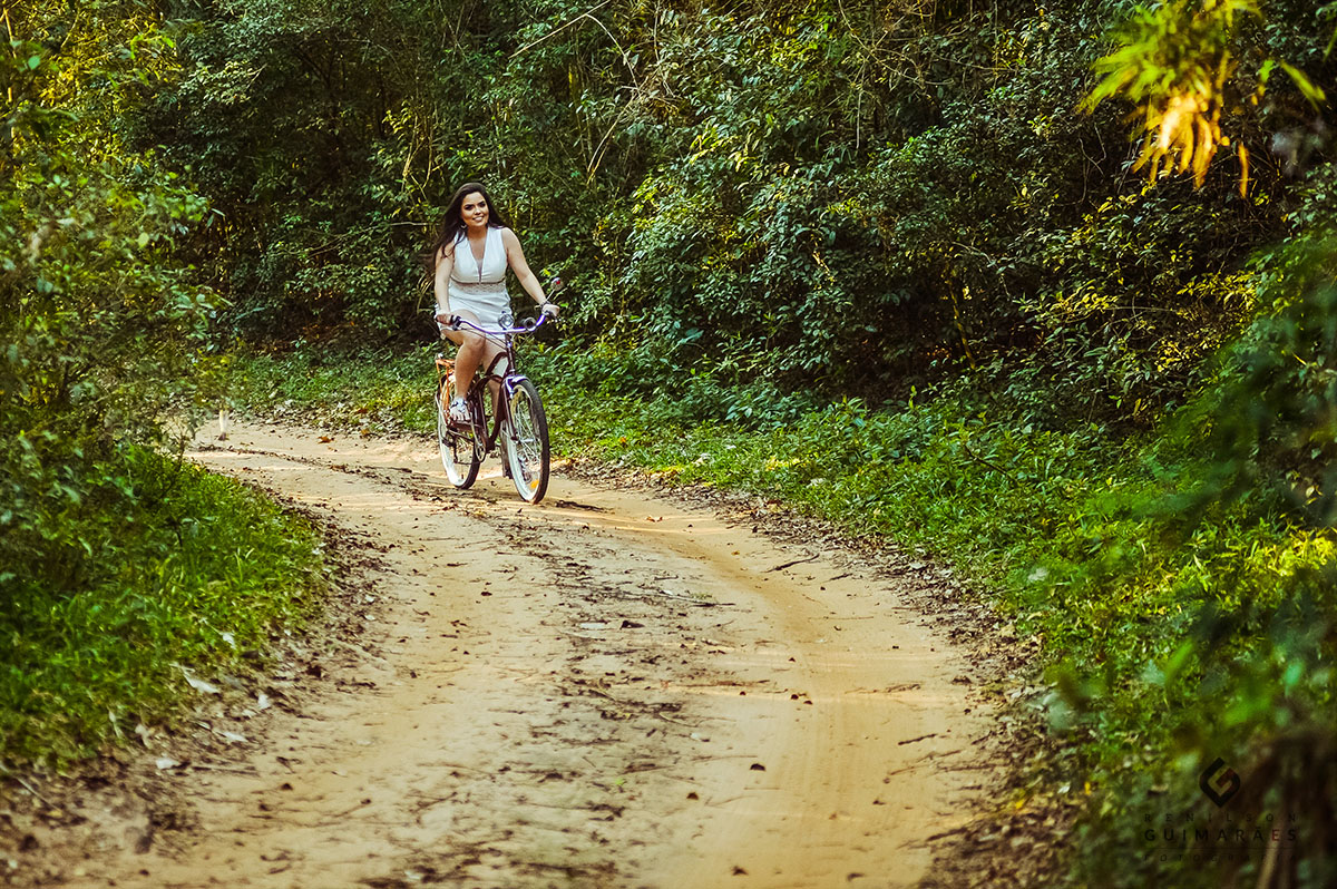 Noiva andando de bicicleta