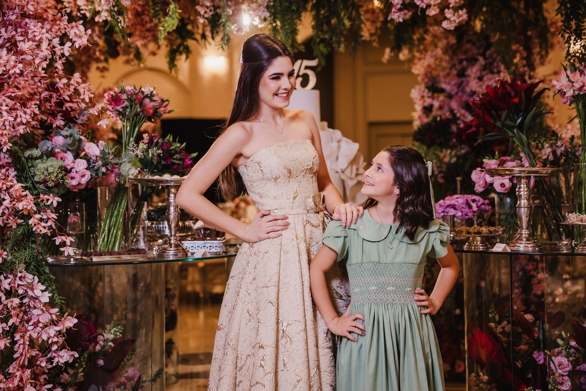 a Valentina com a irmã Luiza