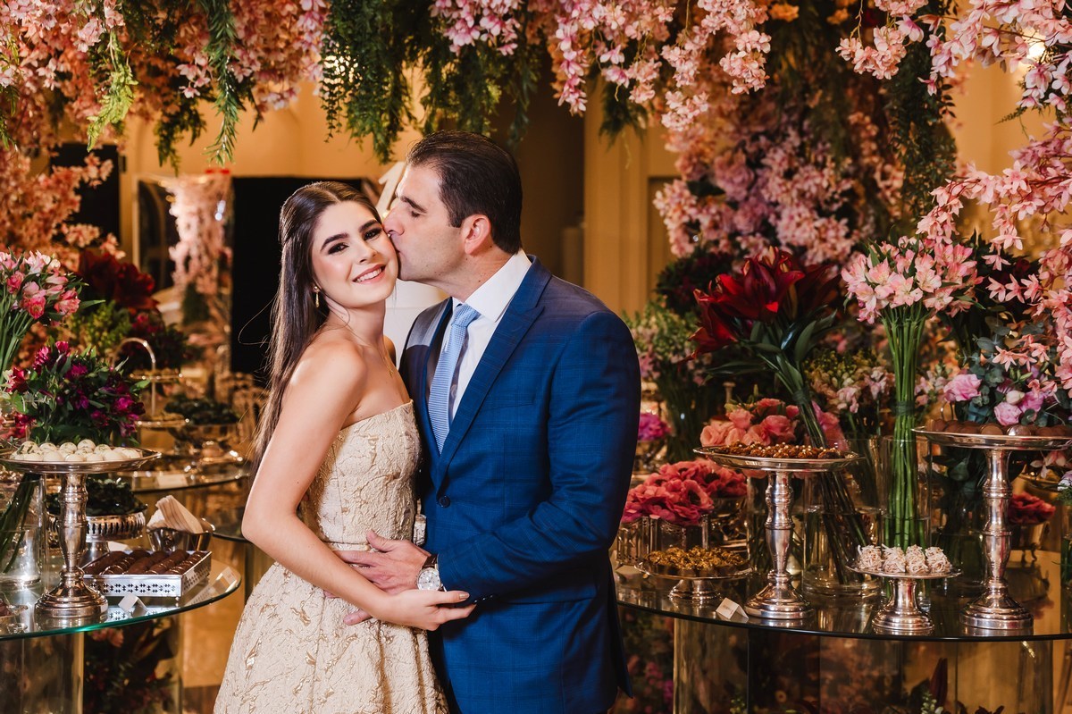 o pai beijando o rosto da filha debutante
