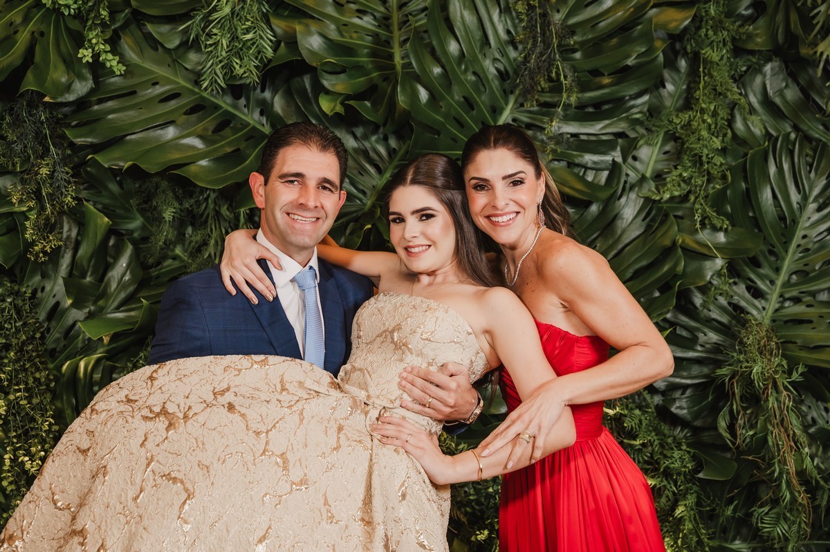 O pai com a debutante no colo
