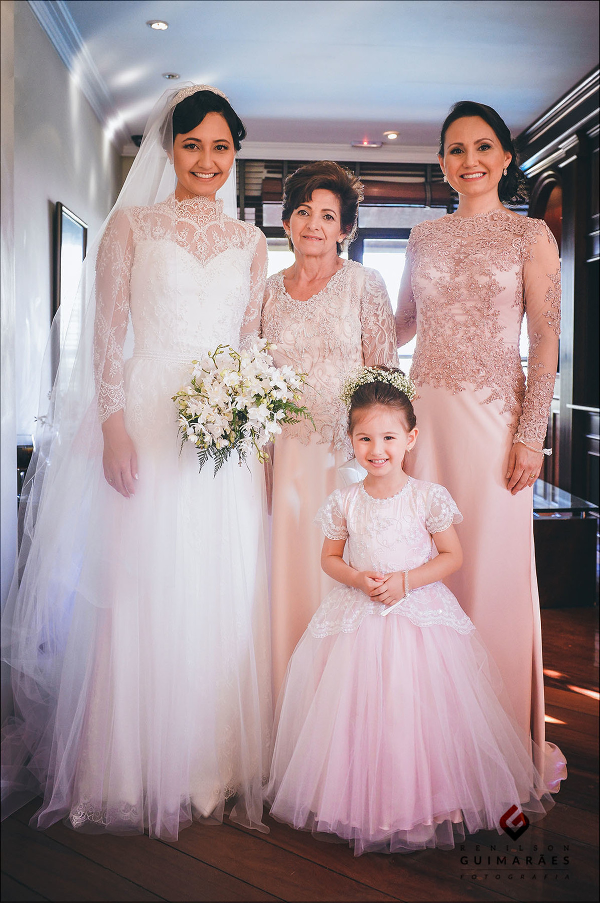 mãe irmã e sobrinha com a noiva