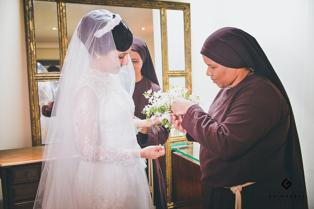 As irmãs da Toca de Assis ajudando a noiva