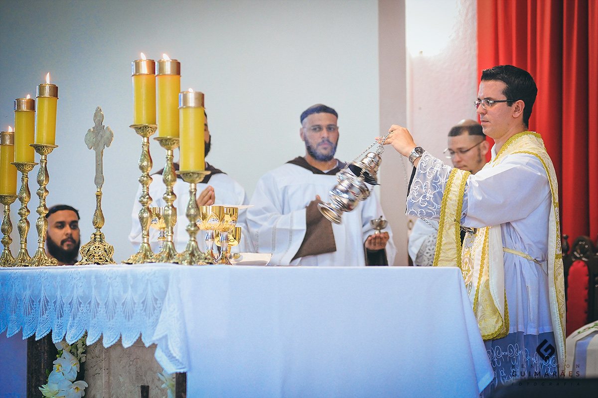 noivo tirando o véu da noiva