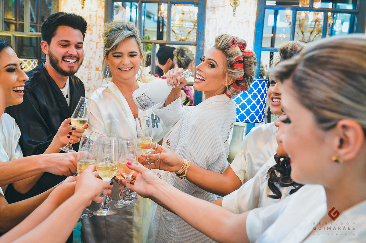 A noiva brincando com as amigas