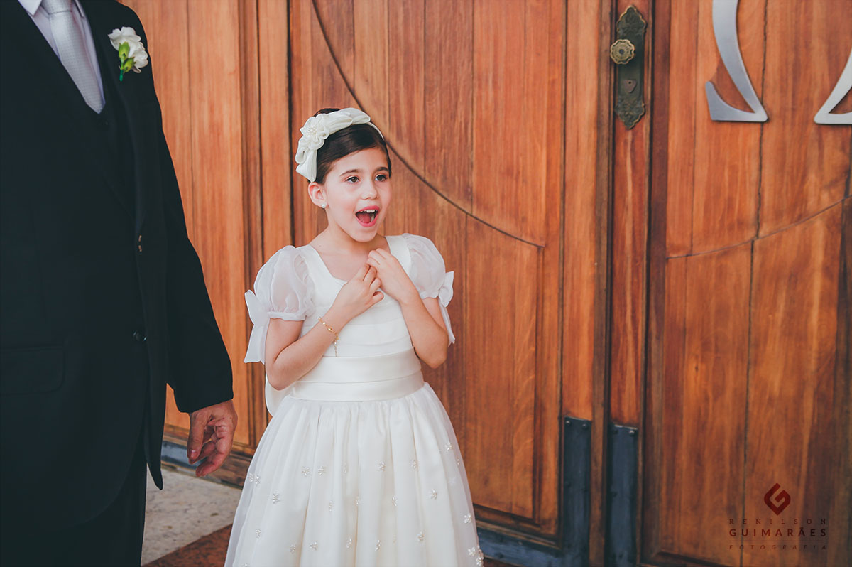 Daminha admirada com a chegada da noiva