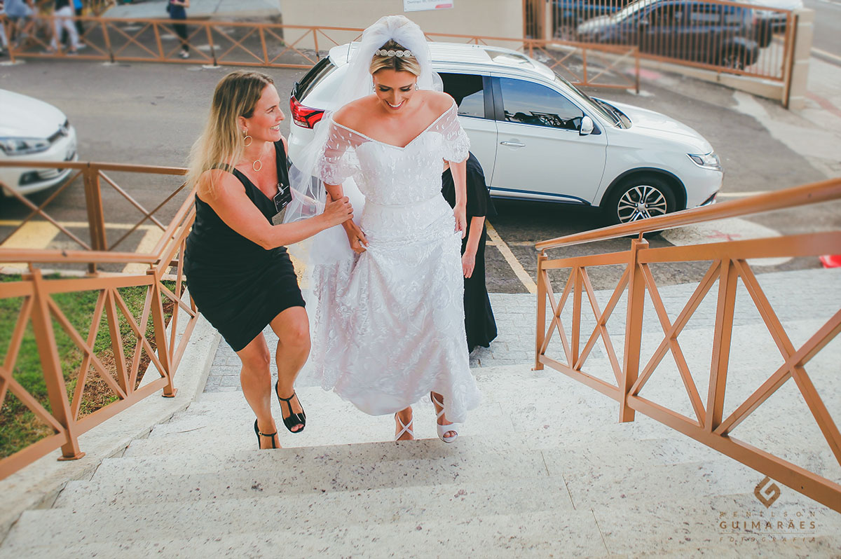 Noiva subindo a escada da igreja São vicente de Paulo