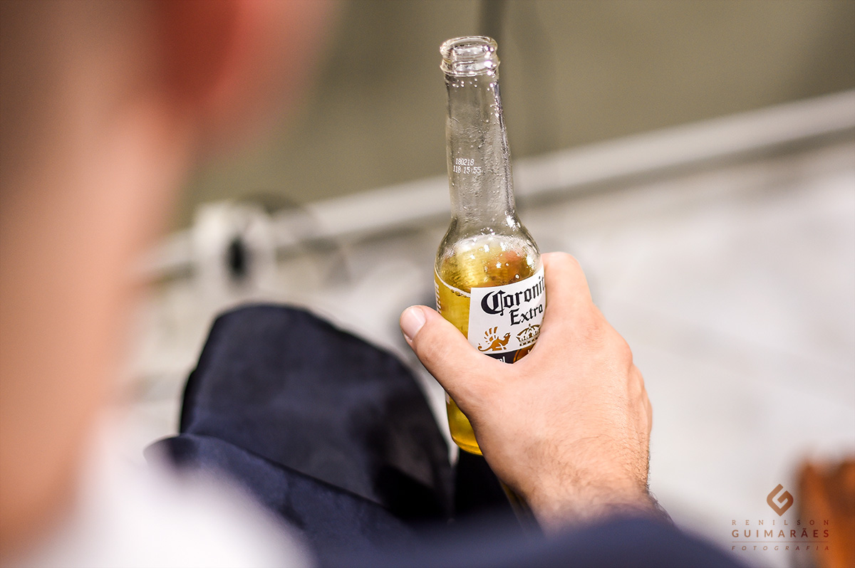 O noivo bebend uma cerveja para acalmar