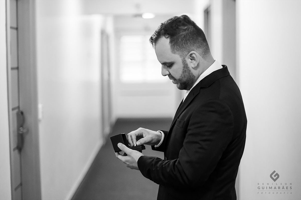 O noivo conferindo as alianças antes de ir para a igreja