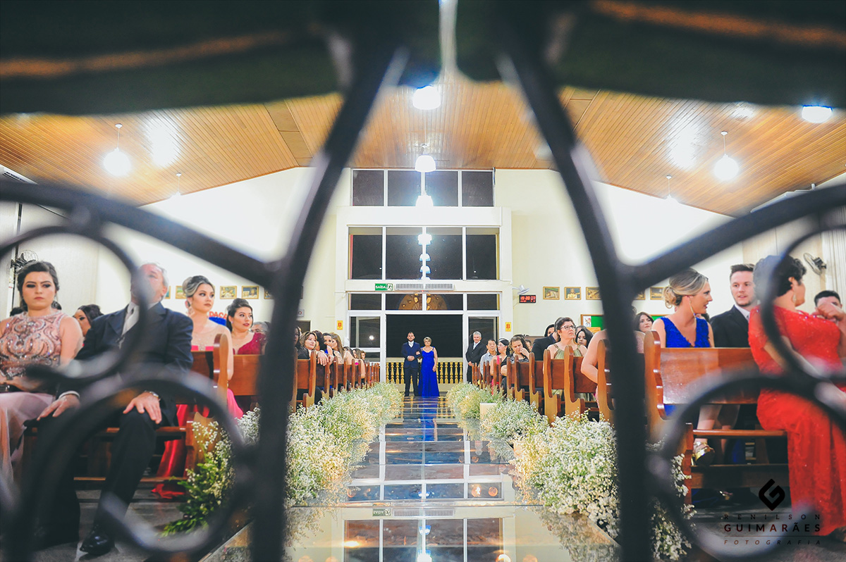 O noivo com a sua mãe, prontos para entrar na irgeja