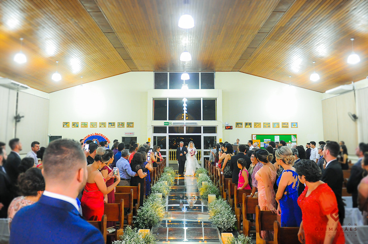 a entrada da noiva na igreja