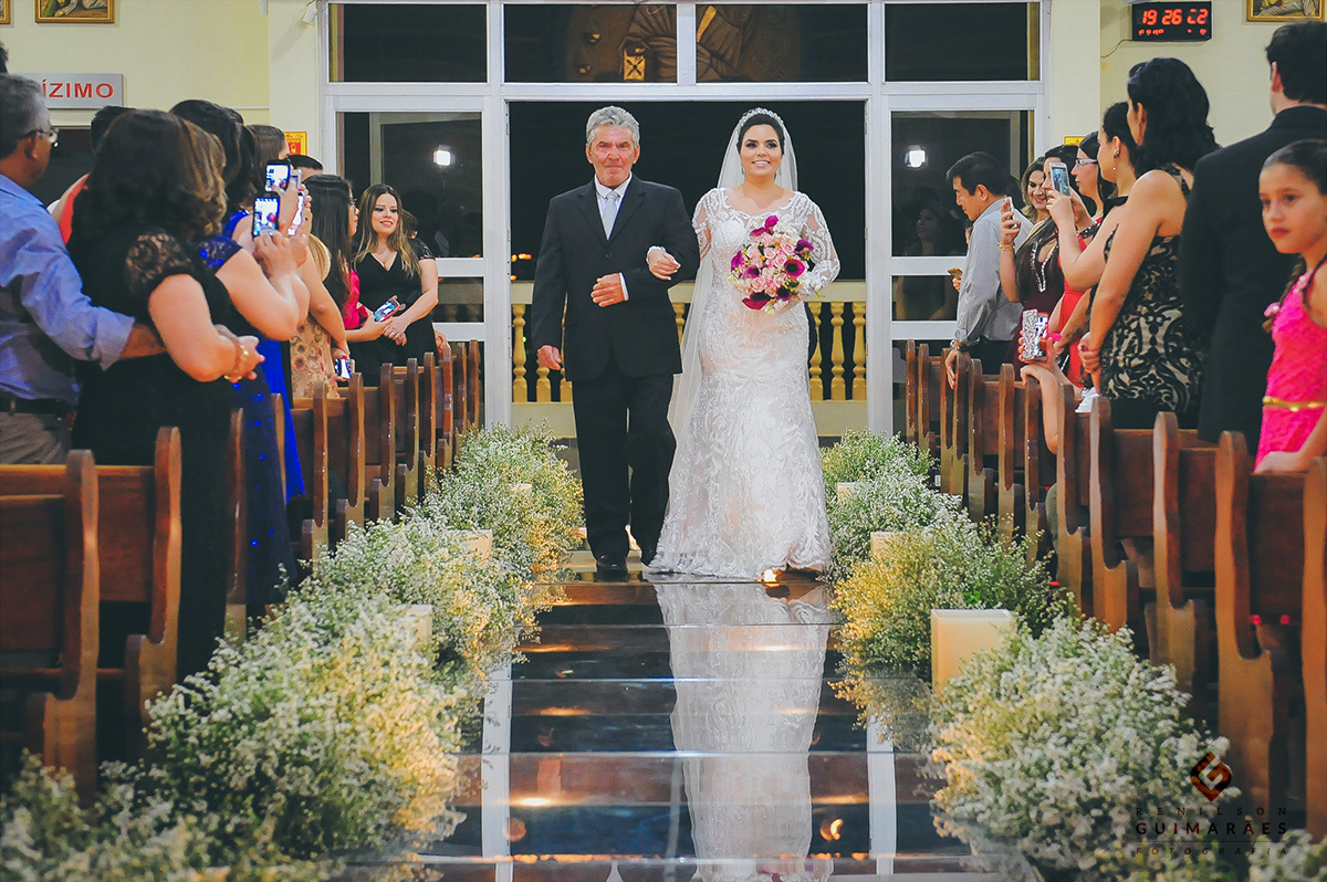 A noiva e seu pai entrando na igreja