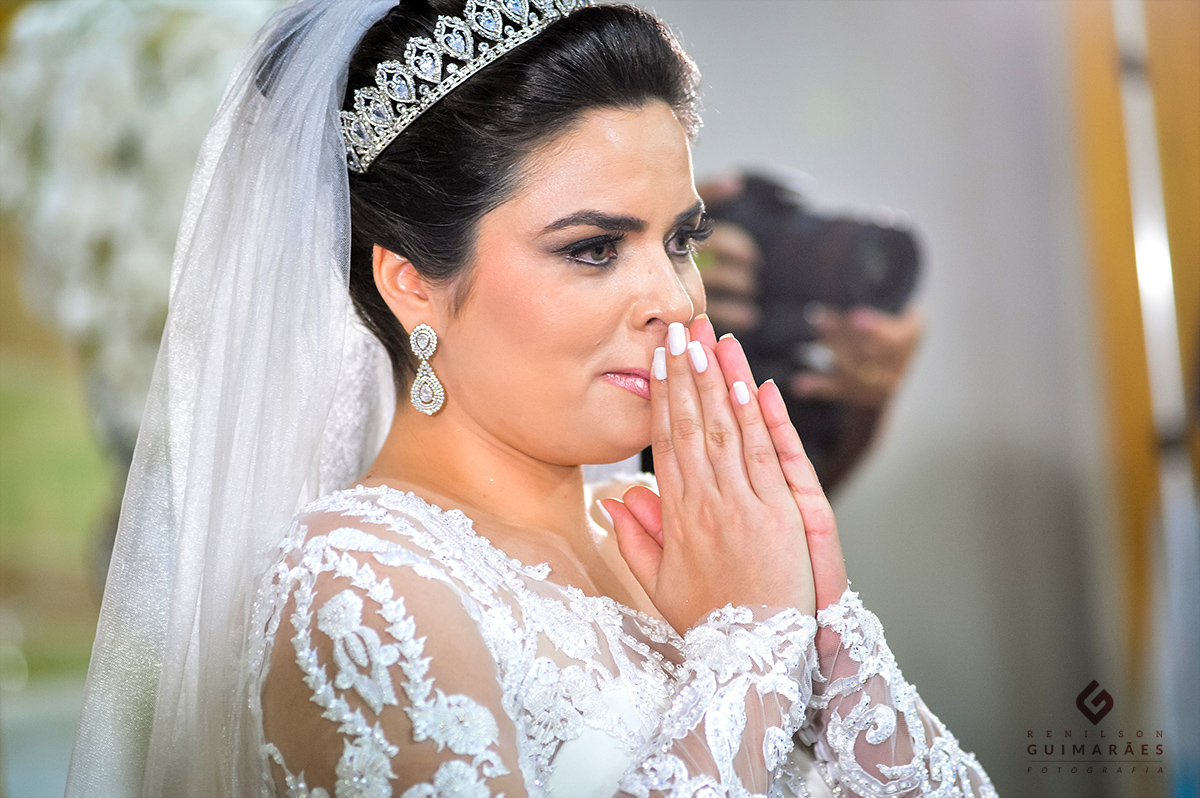 A emoção da noiva Alessandra na entrada das daminhas