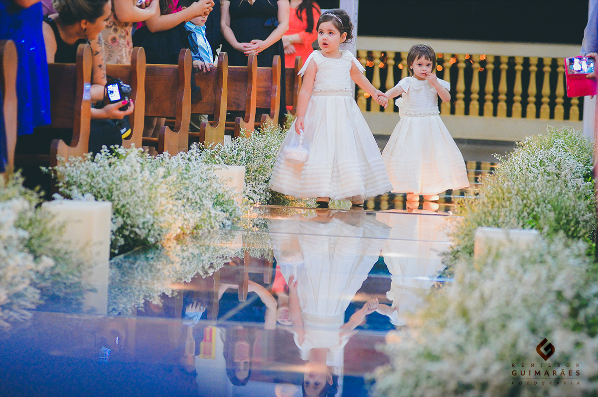 Chegou a hora das daminhas entrarem com as alianças