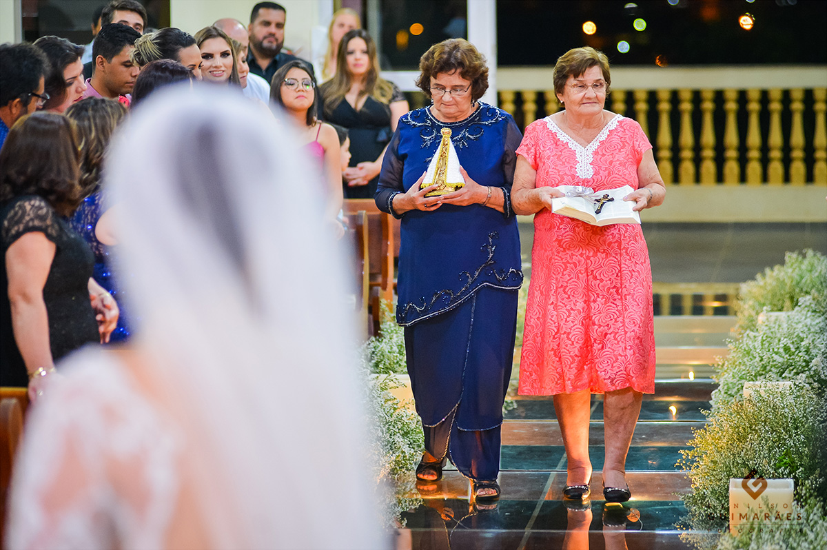 As avós entrando com a bíblia e a santa