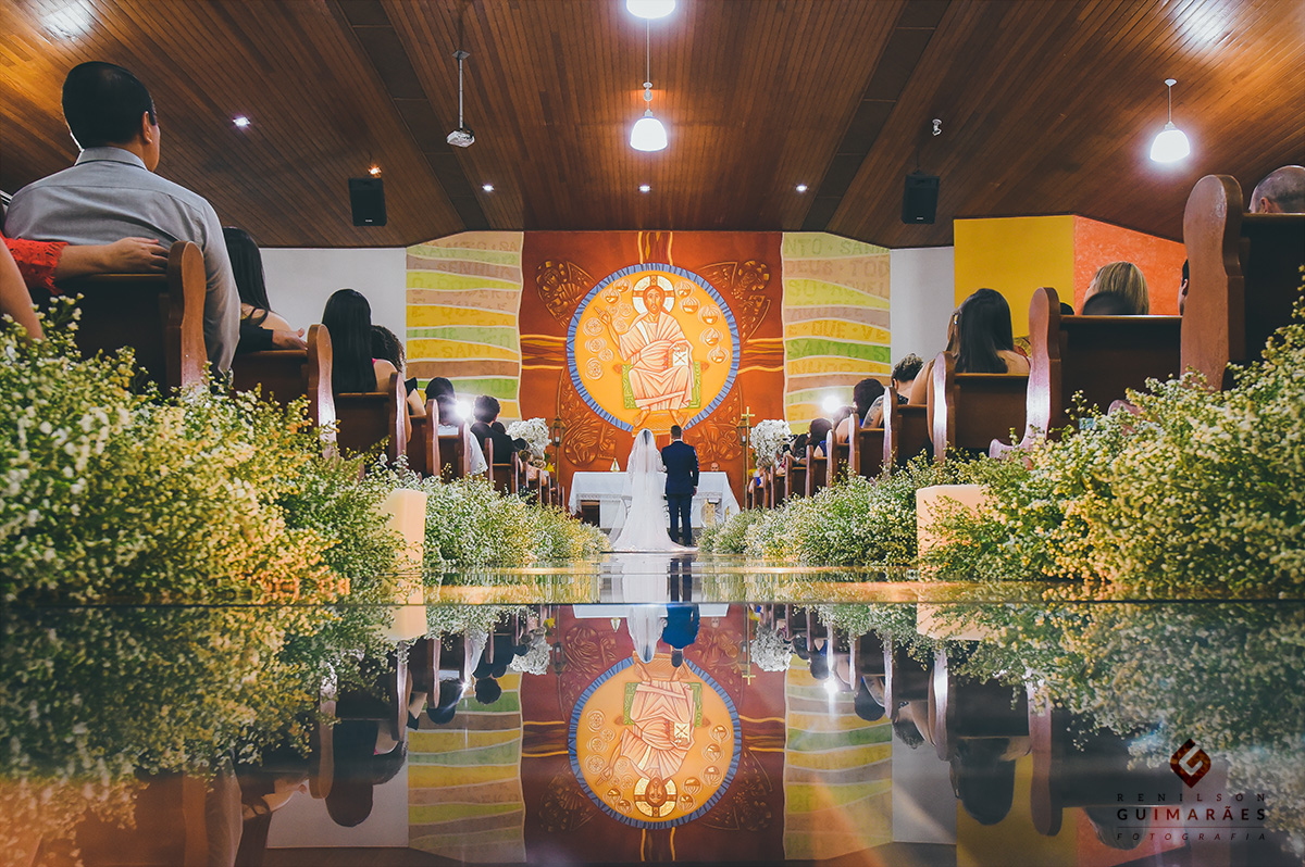 Fotografia do corredor da igreja, noivos de costas