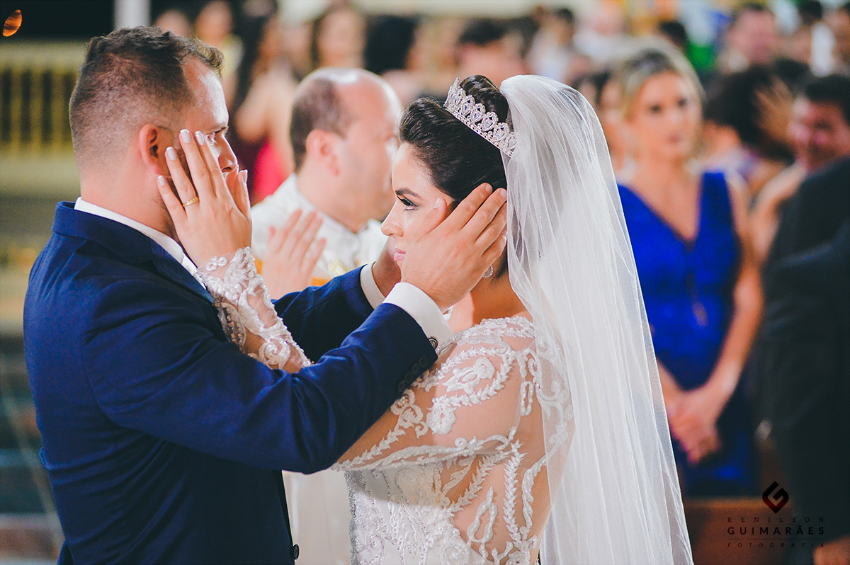 os noivos se abençoando