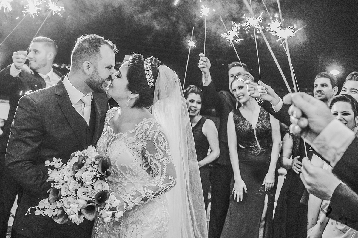 Saída dos noivos com sparkles