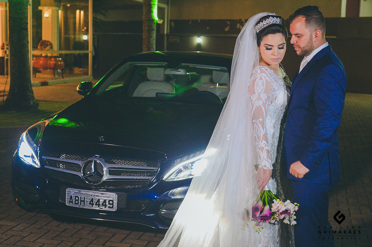 Noivos na frente da recepção