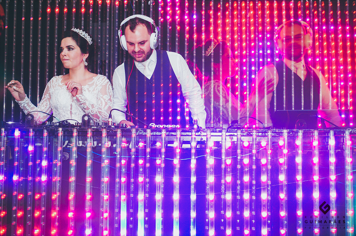 Os noivos como Djs