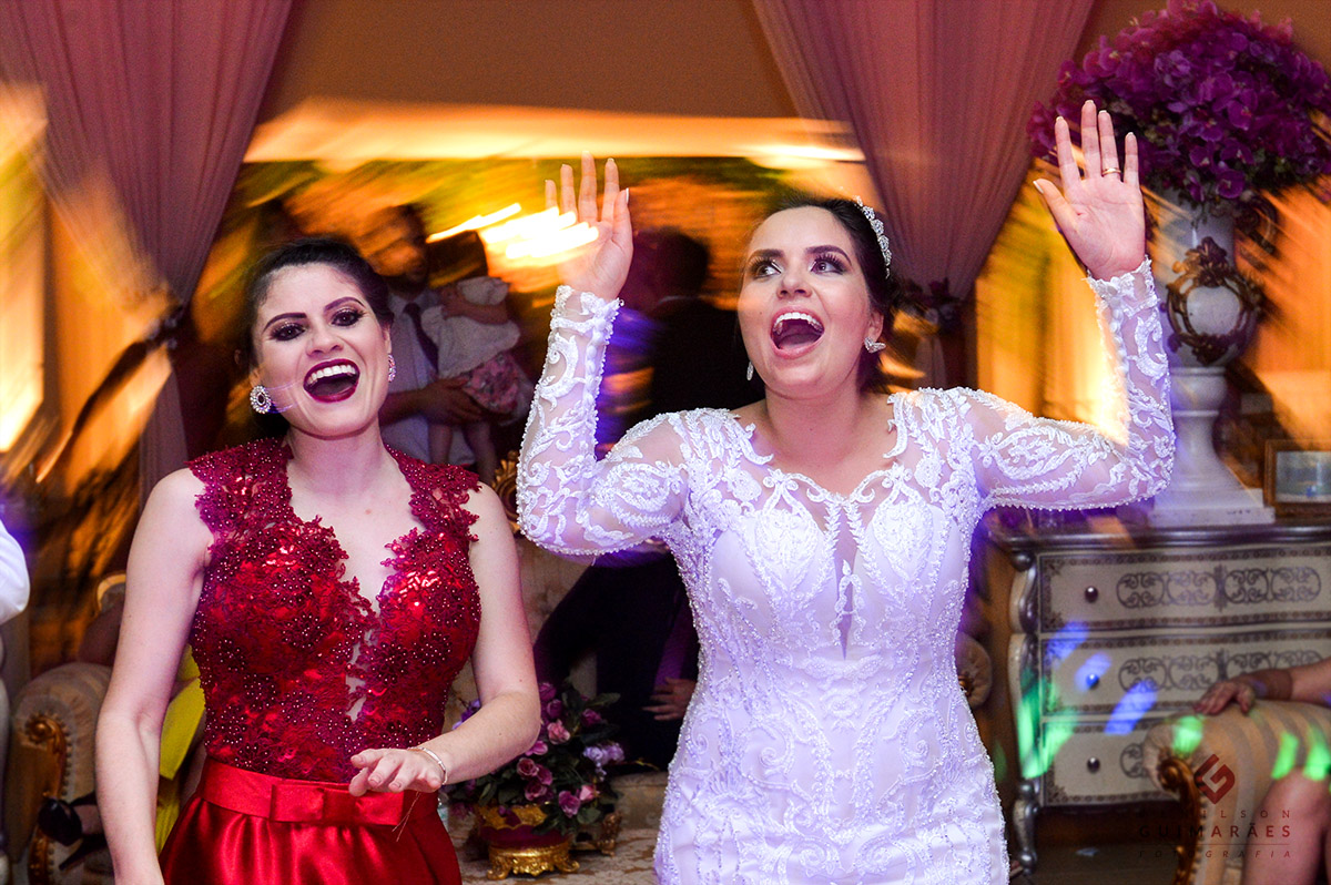 a noiva cantando na pista