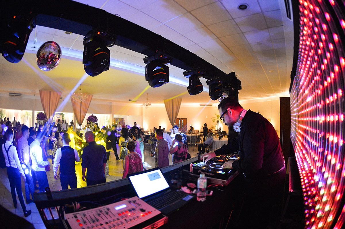 o DJ Bruno Pistori comandando a festa