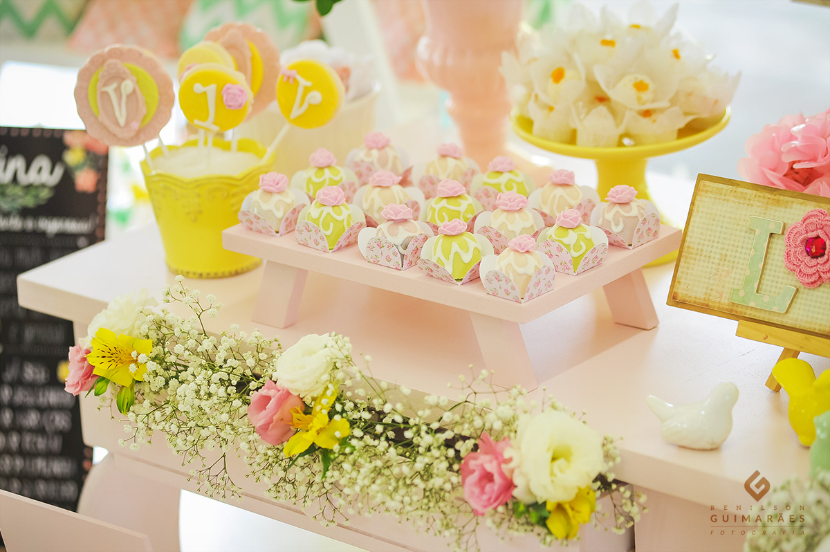 Flores e doces na mesa do aniversário