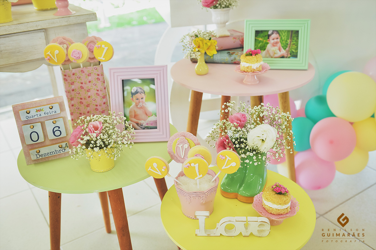 Detalhes e flores na mesa