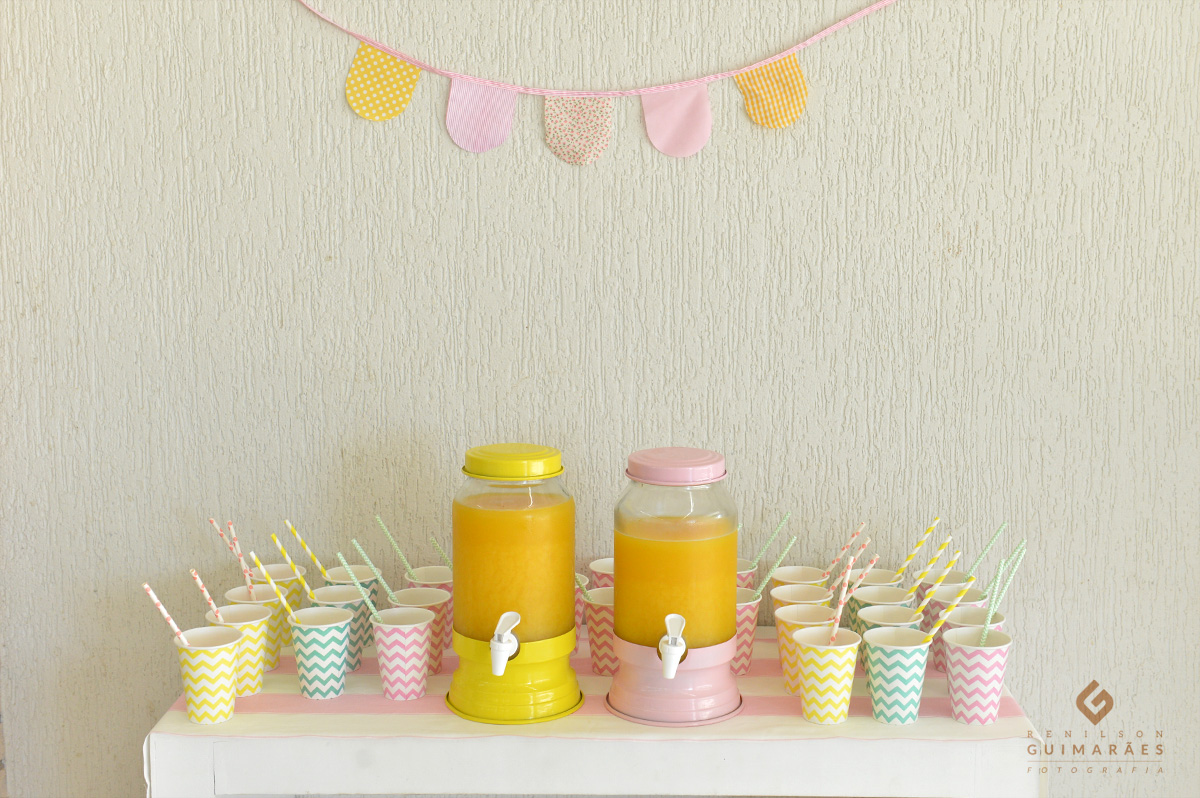 Frasqueira de sucos e copos de papel