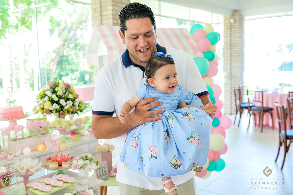 O papai se divertindo com a filha