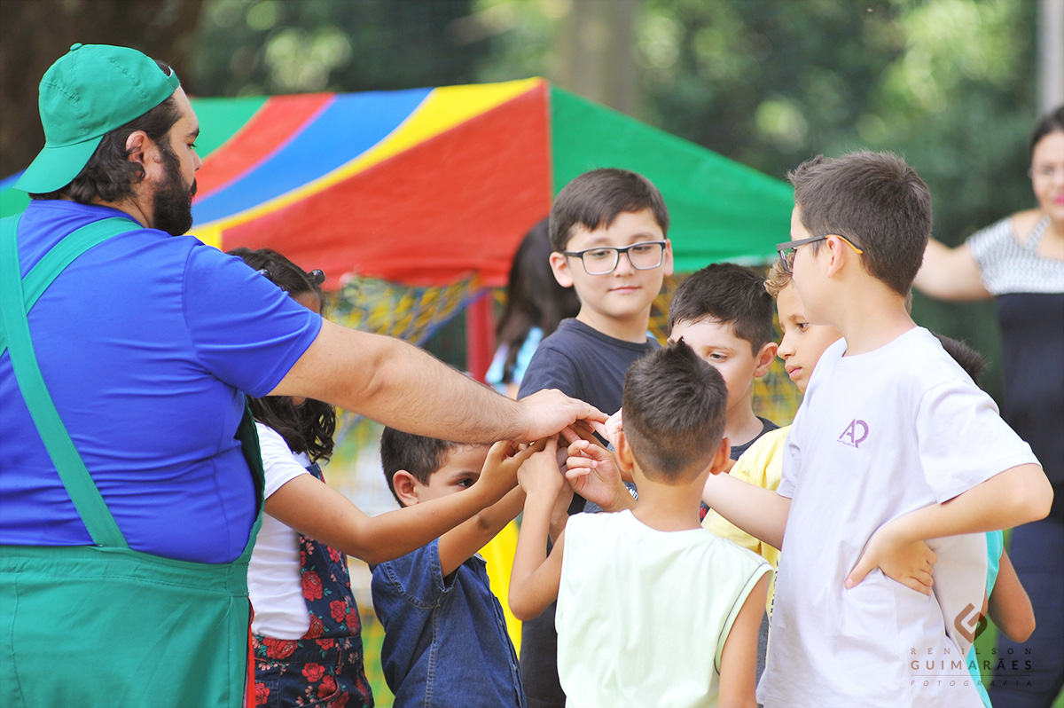 Quem vai brincar ponha o dedo aqui!!