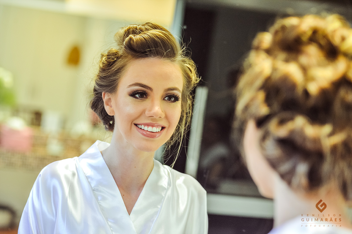 A noiva conferindo a make no espelho