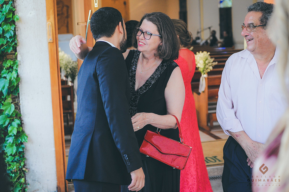 O noivo cumprimentando a convidada