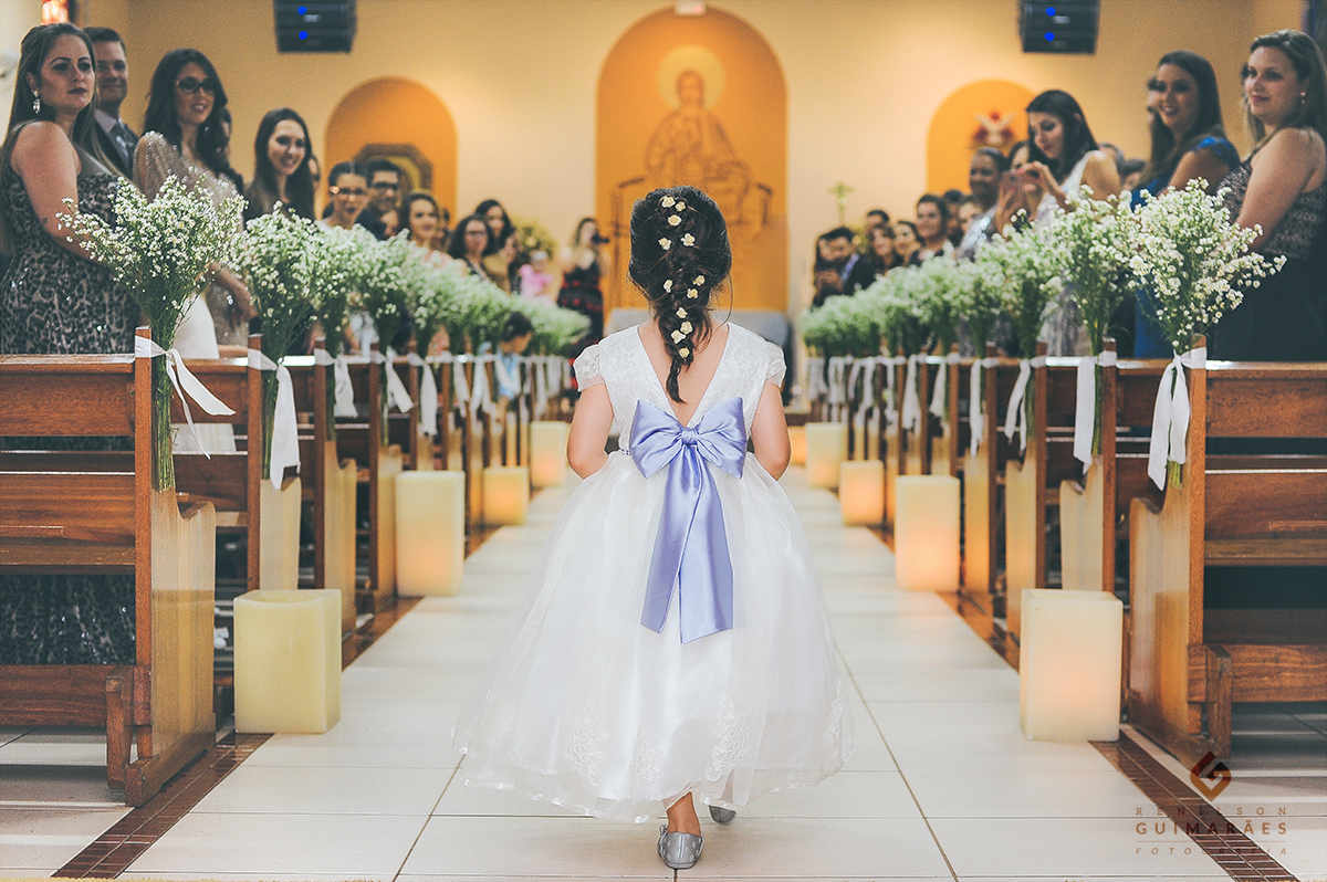 A daminha entrando na igreja (foto de costas)