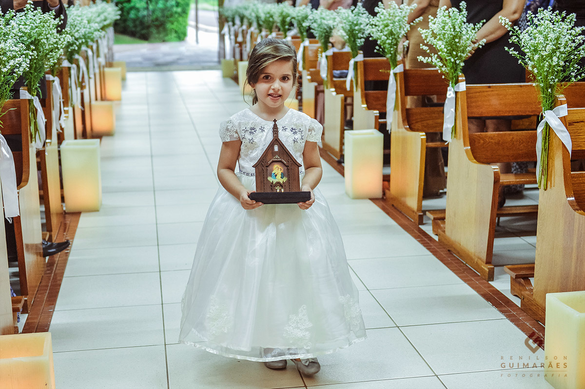 A daminha entrando na igreja (foto de frente)