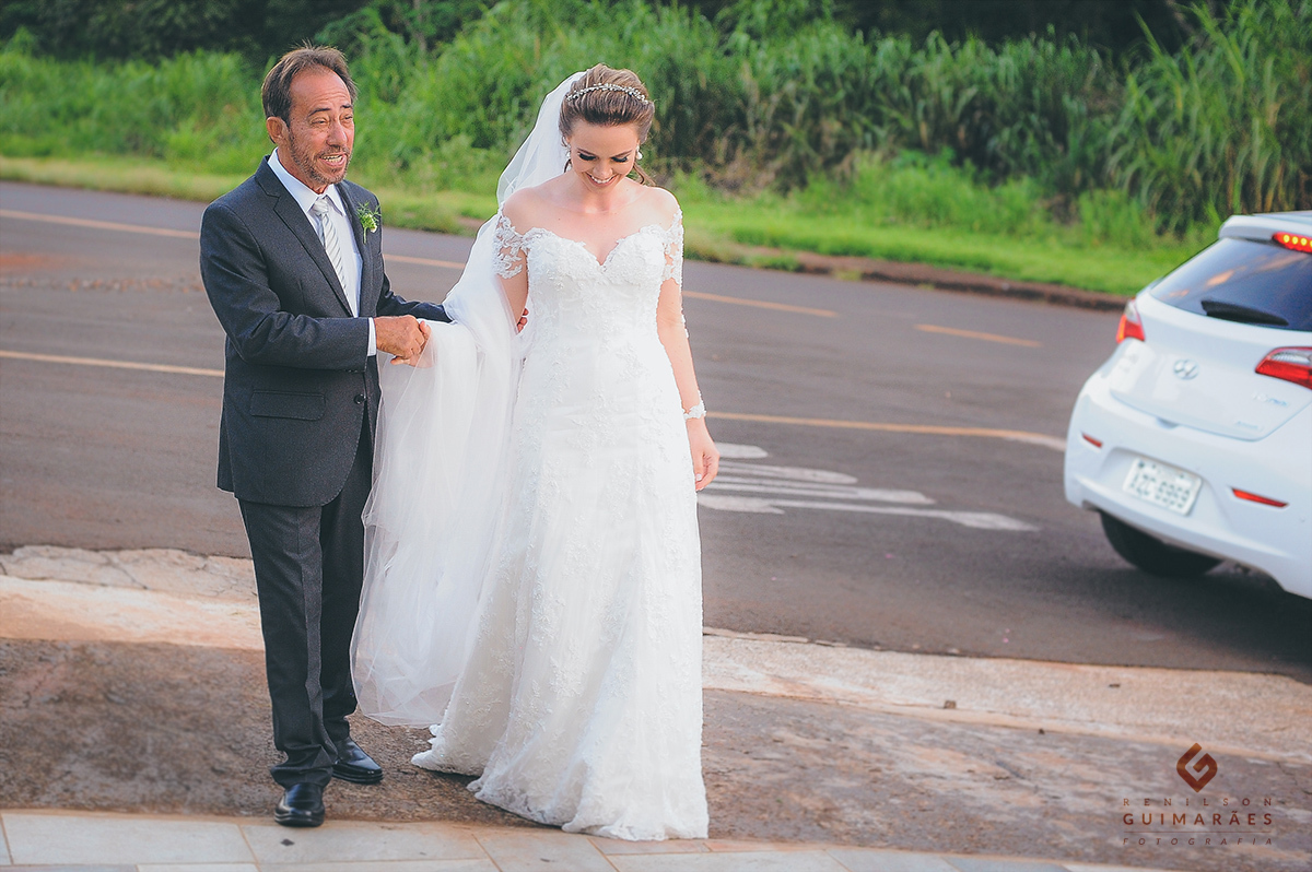 A noiva chegando na igreja