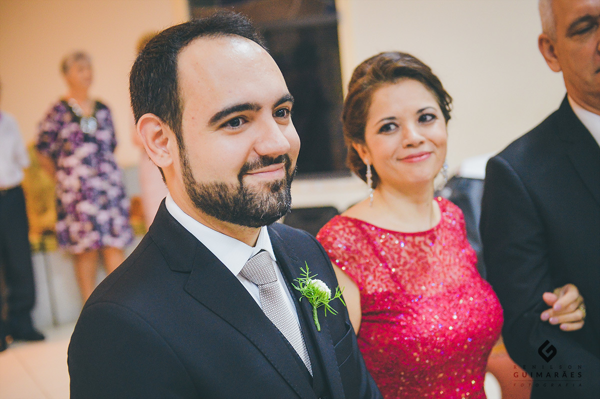 A mãe do noivo olhando pra ele na hora da entrada da noiva