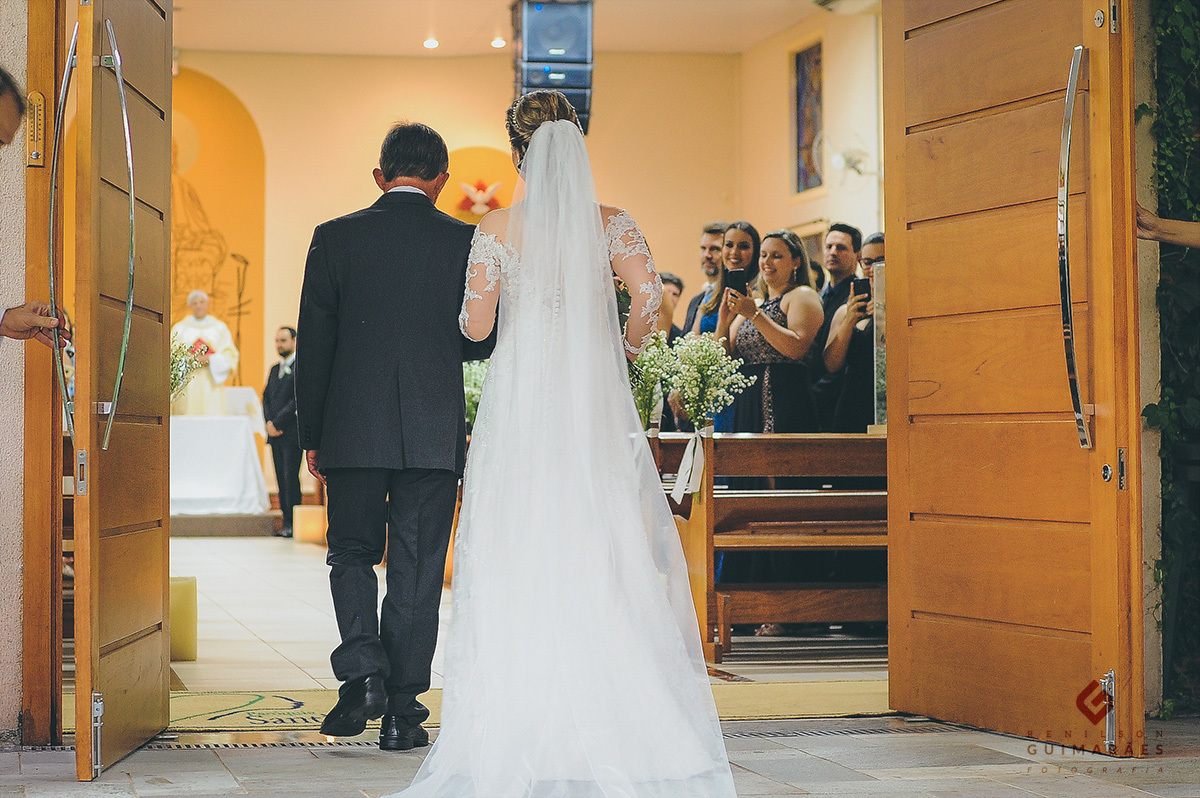 A noiva entrando na igreja Sant