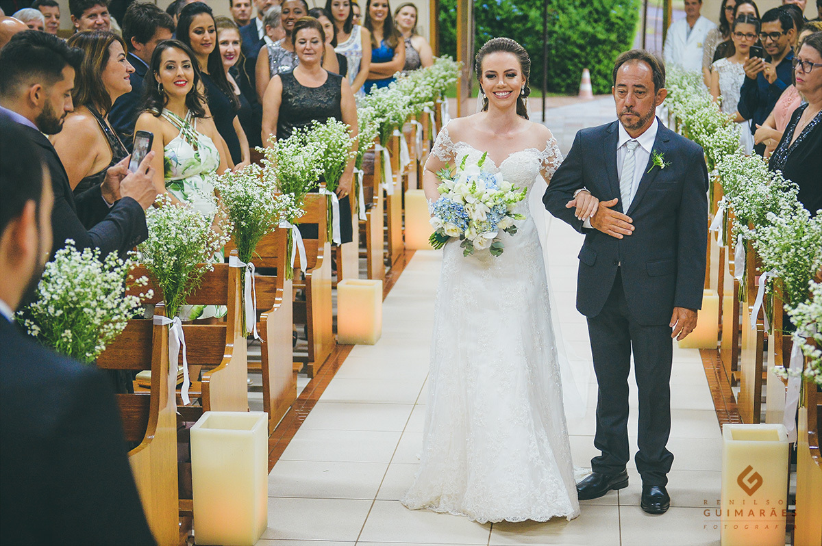 A noiva no corredor da igreja com o pai